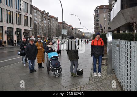 Berlin, Deutschland. 27. Januar 2023. Die tschechischen Bürger warten auf die Eröffnung einer Wahlstation in der Botschaft der Tschechischen Republik in Berlin am 27. Januar 2023. Kredit: Ales Zapotocky/CTK Photo/Alamy Live News Stockfoto