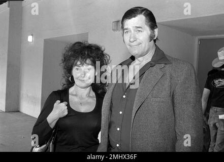 Clint Walker und seine Frau Giselle Hennessy wurden am 20. Februar 1982 an der North Hollywood High School für ein sag-Treffen gesehen. Kredit: Ralph Dominguez/MediaPunch Stockfoto