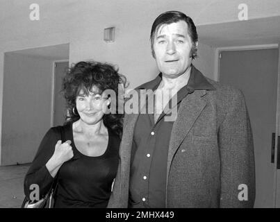 Clint Walker und seine Frau Giselle Hennessy wurden am 20. Februar 1982 an der North Hollywood High School für ein sag-Treffen gesehen. Kredit: Ralph Dominguez/MediaPunch Stockfoto