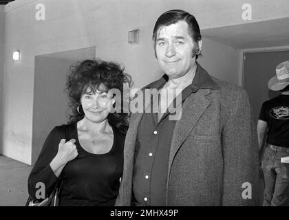 Clint Walker und seine Frau Giselle Hennessy wurden am 20. Februar 1982 an der North Hollywood High School für ein sag-Treffen gesehen. Kredit: Ralph Dominguez/MediaPunch Stockfoto