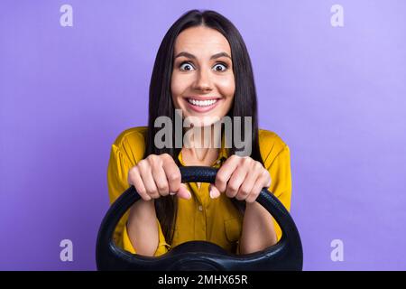 Foto der überfreulichen, fröhlichen Frau tragen stilvolle Kleidung freudig bestandene Prüfung isoliert auf lila Hintergrund Stockfoto