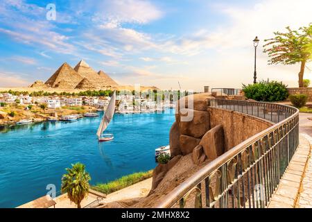 Skyline-Blick auf Assuan mit Segelbooten im Nil auf dem Weg zu den Pyramiden in Ägypten Stockfoto