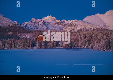 Ein Winterabend im Strbske Pleso unter der Hohen Tatra, die Dunkelheit nähert sich Stockfoto