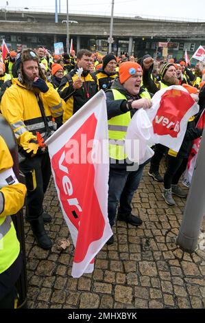 27. Januar 2023, Sachsen-Anhalt, Halle (Saale): Streikteilnehmer protestieren laut auf dem Riebeckplatz in Halle. Die Postangestellten fordern eine Lohnerhöhung von 15 Prozent. Die Verdi-Gewerkschaft hatte die Fortsetzung der Warnstreiks gefordert. Foto: Heiko Rebsch/dpa Credit: dpa Picture Alliance/Alamy Live News Stockfoto