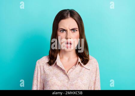 Fotoporträt eines wunderschönen jungen Mädchens, das wütend schreit, in elegantem, lässigem Outfit isoliert auf aquamarinfarbenem Hintergrund Stockfoto