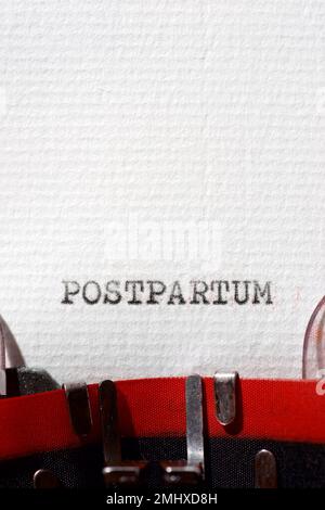 Postpartales Wort mit Schreibmaschine geschrieben. Stockfoto