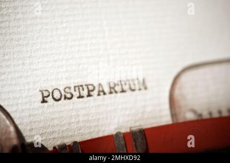 Postpartales Wort mit Schreibmaschine geschrieben. Stockfoto