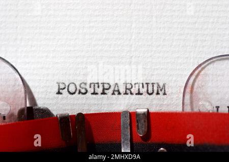 Postpartales Wort mit Schreibmaschine geschrieben. Stockfoto