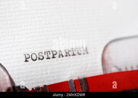 Postpartales Wort mit Schreibmaschine geschrieben. Stockfoto