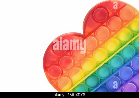 Farbenfrohes Anti-Stress-Spielzeug. Regenbogen-Sinnesfidget isoliert auf weißem Hintergrund, mit harten Schatten. Neues trendiges Silikonspielzeug. Spielzeug für die Entwicklung Stockfoto