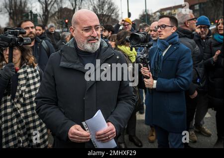 Turin, Italien. 27. Januar 2023 Stefano Bonaccini, Kandidat für das Amt des Sekretärs der PD (Demokratische Partei), kommt während des Schichtwechsels in der Fabrik Mirafiori an. Am 26. Februar finden die Primärwahlen der Polizei statt, bei denen Stefano Bonaccini, Gianni Cuperlo, Paola De Micheli und Elly Schlein um die Rolle des Staatssekretärs kämpfen werden. Kredit: Nicolò Campo/Alamy Live News Stockfoto