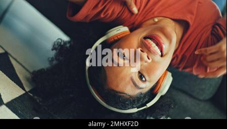 Kopfhörer, Hören und Tanzen einer schwarzen Frau auf dem Sofa, die sich für Abonnementservice, Technologie und Heimverbindungen begeistern. Glücklich, entspann dich und Mädchen Stockfoto