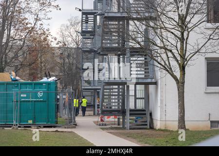 Freiburg, Deutschland. 27. Januar 2023. Sicherheitspersonal begibt sich auf dem Gelände der ersten staatlichen Auffangeinrichtung (LEA) in Freiburg. Nach Unruhen in der Freiburger Flüchtlingsanlage werden Lösungen gesucht. Die Staatsanwaltschaft, die Polizei und der regionalrat sind beteiligt, und es wurde auch ein Treffen geplant. Seit dem Wochenende gab es mehrere Unruhen in der ursprünglichen Auffangeinrichtung. Kredit: Philipp von Ditfurth/dpa/Alamy Live News Stockfoto