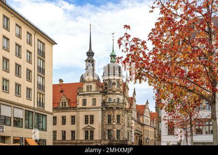 Dresden, Deutschland - 21. Oktober 2022: Wunderschöne historische Architektur im Zentrum von Dresden, schöner und warmer Herbsttag Mitte Oktober Stockfoto