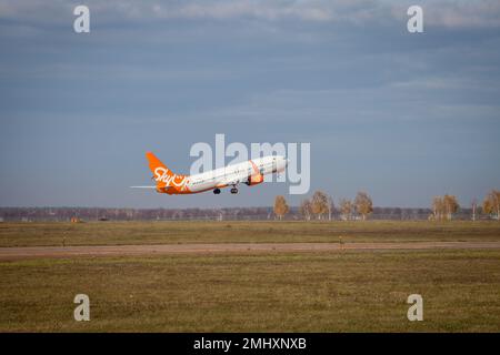 Kiew, Ukraine - 14. November 2019: Das orangefarbene Flugzeug fliegt in den Himmel. Das Passagierflugzeug SkyUP Ukrainian Airlines startet am Flughafen Boryspil. Ur-SQA SkyUp Airlines Boeing 737-800 Stockfoto