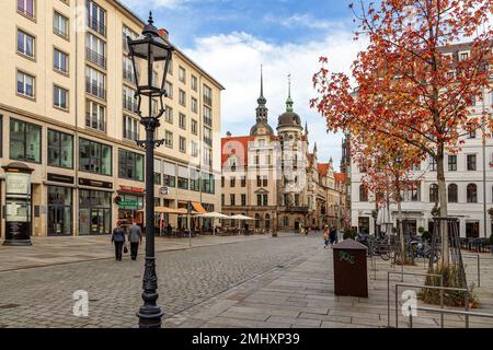 Dresden, Deutschland - 21. Oktober 2022: Wunderschöne historische Architektur im Zentrum von Dresden, schöner und warmer Herbsttag Mitte Oktober Stockfoto