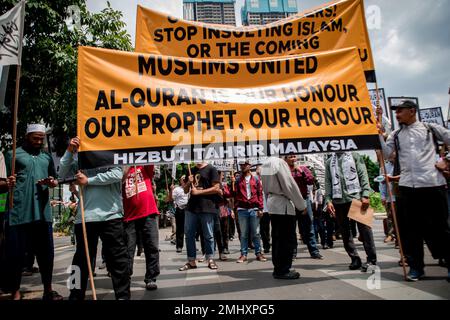 Kuala Lumpur, Malaysia. 27. Januar 2023. Malaysische Moslems halten Banner, während sie an einem friedlichen marsch teilnehmen und sich gegen die niederländische Botschaft versammeln, die gegen die Entweihung eines Korans durch einen niederländischen politischen Führer in Kuala Lumpur protestiert. Sie protestierten gegen Edwin Wagensveld, Leiter des niederländischen Kapitels der deutschen Patriotischen Europäer gegen die Islamisierung des Okzident, abgekürzt als Pegida, der Seiten aus dem islamischen Heiligen Buch riss und sie Anfang dieser Woche in Den Haag übers Ohr haute. Kredit: SOPA Images Limited/Alamy Live News Stockfoto