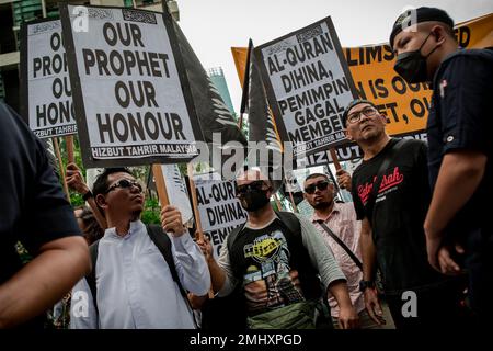 Kuala Lumpur, Malaysia. 27. Januar 2023. Malaysische Muslime halten Plakate, während sie an einem friedlichen marsch teilnehmen und sich vor der niederländischen Botschaft versammeln, um gegen die Entweihung eines Korans durch einen niederländischen politischen Führer in Kuala Lumpur zu protestieren. Sie protestierten gegen Edwin Wagensveld, Leiter des niederländischen Kapitels der deutschen Patriotischen Europäer gegen die Islamisierung des Okzident, abgekürzt als Pegida, der Seiten aus dem islamischen Heiligen Buch riss und sie Anfang dieser Woche in Den Haag übers Ohr haute. Kredit: SOPA Images Limited/Alamy Live News Stockfoto