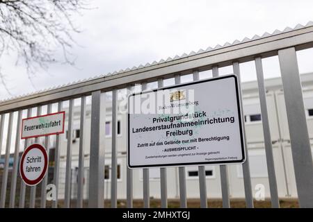 Freiburg, Deutschland. 27. Januar 2023. Ein Schild markiert den Eingang zum Grundstück der ersten Auffangeinrichtung (LEA) in Freiburg. Nach Unruhen in der Freiburger Flüchtlingsanlage werden Lösungen gesucht. Die Staatsanwaltschaft, die Polizei und der regionalrat sind beteiligt, und es wurde auch ein Treffen geplant. Seit dem Wochenende gab es mehrere Unruhen in der ursprünglichen Auffangeinrichtung. Kredit: Philipp von Ditfurth/dpa/Alamy Live News Stockfoto