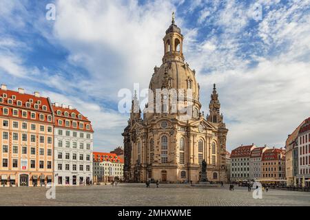 Dresden, Deutschland - 21. Oktober 2022: Wunderschöne historische Architektur im Zentrum von Dresden, schöner und warmer Herbsttag Mitte Oktober Stockfoto