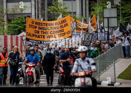 Malaysische Muslime halten Banner, Plakate und Flaggen, während sie an einem friedlichen marsch teilnehmen und sich gegen die niederländische Botschaft erheben, die gegen die Entweihung eines Korans durch einen niederländischen politischen Führer in Kuala Lumpur protestiert. Sie protestierten gegen Edwin Wagensveld, Leiter des niederländischen Kapitels der deutschen Patriotischen Europäer gegen die Islamisierung des Okzident, abgekürzt als Pegida, der Seiten aus dem islamischen Heiligen Buch riss und sie Anfang dieser Woche in Den Haag übers Ohr haute. (Foto: Syaiful Redzuan/SOPA Images/Sipa USA) Stockfoto