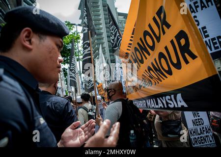 Malaysische Muslime halten ein Banner und Plakate, während sie an einem friedlichen marsch teilnehmen und sich vor der niederländischen Botschaft versammeln, um gegen die Entweihung eines Korans durch einen niederländischen politischen Führer in Kuala Lumpur zu protestieren. Sie protestierten gegen Edwin Wagensveld, Leiter des niederländischen Kapitels der deutschen Patriotischen Europäer gegen die Islamisierung des Okzident, abgekürzt als Pegida, der Seiten aus dem islamischen Heiligen Buch riss und sie Anfang dieser Woche in Den Haag übers Ohr haute. (Foto: Syaiful Redzuan/SOPA Images/Sipa USA) Stockfoto