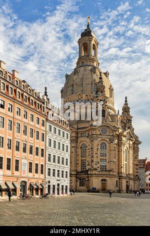 Dresden, Deutschland - 21. Oktober 2022: Wunderschöne historische Architektur im Zentrum von Dresden, schöner und warmer Herbsttag Mitte Oktober Stockfoto