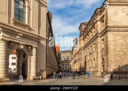 Dresden, Deutschland - 21. Oktober 2022: Wunderschöne historische Architektur im Zentrum von Dresden, schöner und warmer Herbsttag Mitte Oktober Stockfoto