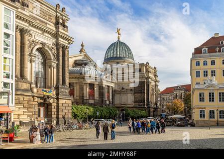 Dresden, Deutschland - 21. Oktober 2022: Wunderschöne historische Architektur im Zentrum von Dresden, schöner und warmer Herbsttag Mitte Oktober Stockfoto