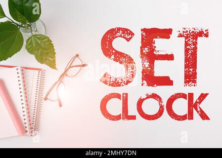 Textsymbol mit der Anzeige „Uhr einstellen“. Das Internet-Konzept stellt die Zeit auf den richtigen Zeitpunkt oder ändert die Uhrzeit auf einen späteren Zeitpunkt Stockfoto