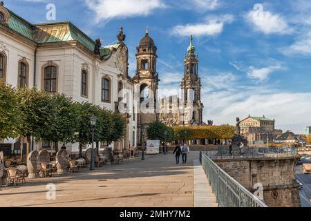 Dresden, Deutschland - 21. Oktober 2022: Wunderschöne historische Architektur im Zentrum von Dresden, schöner und warmer Herbsttag Mitte Oktober Stockfoto