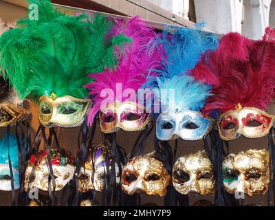 Wunderschöne, intensiv gefärbte Masken auf einem Stand für den karneval in venedig Stockfoto