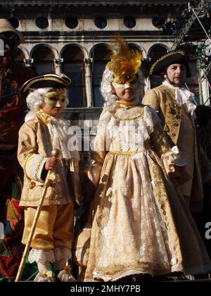 Venedig Karnevalspärchen in einem Kostüm aus dem 18. Jahrhundert. Venedig, Italien - 10 Feruary 2008 Stockfoto