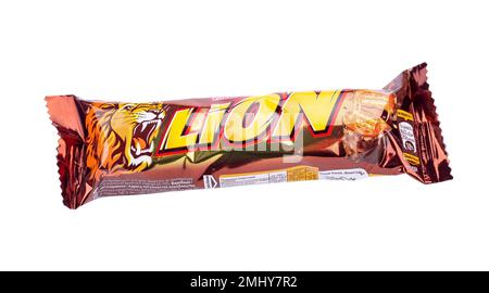 Ukraine, Kiew 05. August 2022: Löwenbar auf weißem Hintergrund isoliert. Lion ist eine Schokoladenriegel Konfektion, die von Nestle hergestellt wird. Datei enthält Stockfoto