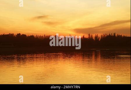 Herrlicher Himmel über dem See bei Sonnenaufgang Stockfoto