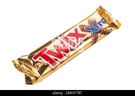 Ukraine, Kiew - 14. Dezember 2022: Twix Cookie Bars isoliert auf weißem Hintergrund. Twix Bars werden von der Mars Incorporated hergestellt. Twix-Name wurde verwendet Stockfoto