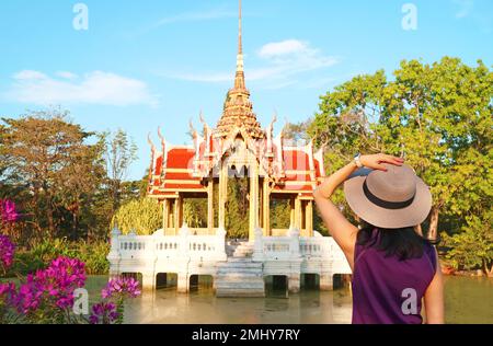 Weibliche Besucherin beeindruckt von einem herrlichen thailändischen Pavillon im alten Stil am Lotusteich des Suanluang King Rama IX Park, Bangkok, Thailand Stockfoto