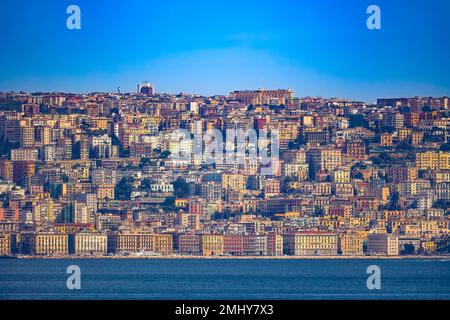 Fernansicht der Gebäude von Neapel Waterfront, Italien Stockfoto