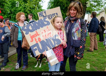 Bristol, UK. 20.05.17 Demonstranten tragen Schilder und Plakate sind abgebildet, wie sie durch die Straßen von Bristol marschieren, über Bildung Kürzungen zu protestieren Stockfoto