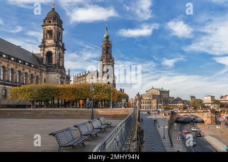 Dresden, Deutschland - 21. Oktober 2022: Wunderschöne historische Architektur im Zentrum von Dresden, schöner und warmer Herbsttag Mitte Oktober Stockfoto