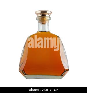 Flasche bernsteinfarbenen Premium-Alkohol, isoliert auf weißem Hintergrund. Modell mit Whisky-, Brandy-, Cognac- oder Rummotiv. Datei enthält Beschneidungspfad. Stockfoto