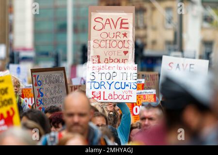 Bristol, UK. 20.05.17 Demonstranten tragen Schilder und Plakate sind abgebildet, wie sie durch die Straßen von Bristol marschieren, über Bildung Kürzungen zu protestieren Stockfoto