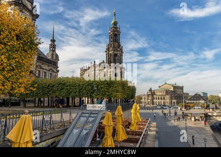 Dresden, Deutschland - 21. Oktober 2022: Wunderschöne historische Architektur im Zentrum von Dresden, schöner und warmer Herbsttag Mitte Oktober Stockfoto