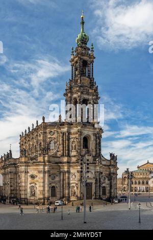 Dresden, Deutschland - 21. Oktober 2022: Wunderschöne historische Architektur im Zentrum von Dresden, schöner und warmer Herbsttag Mitte Oktober Stockfoto