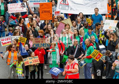 Bristol, UK. 20.05.17 Demonstranten tragen Schilder und Plakate sind abgebildet, wie sie durch die Straßen von Bristol marschieren, über Bildung Kürzungen zu protestieren Stockfoto