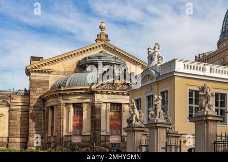 Dresden, Deutschland - 21. Oktober 2022: Wunderschöne historische Architektur im Zentrum von Dresden, schöner und warmer Herbsttag Mitte Oktober Stockfoto