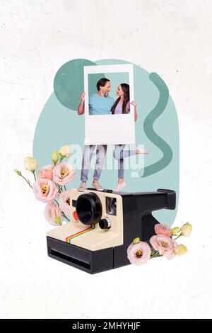 Vertikales Collagenbild von zwei hübschen Mini-Partnern steht riesige Fotokamera Halten Sie Albumkarte aus Papier isoliert auf kreativem Hintergrund Stockfoto