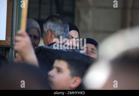 Al Ram, Palästina. 27. Januar 2023. Angehörige trauern während der Beerdigungszeremonie des palästinensischen Yusuf Yahya Abdulkerim Muhsin (22), der durch israelische Schüsse schwer verletzt wurde und sein Leben im Krankenhaus in der Al-RAM-Stadt Ost-Jerusalem verlor. Der palästinensische Youssef Yahya Abdel Karim Mohsen (22 Jahre alt) wurde durch israelische Schüsse schwer verletzt und verlor sein Leben im Krankenhaus in der Stadt Al-RAM in Ostjerusalem. (Foto: Saeed Qaq/SOPA Images/Sipa USA) Guthaben: SIPA USA/Alamy Live News Stockfoto