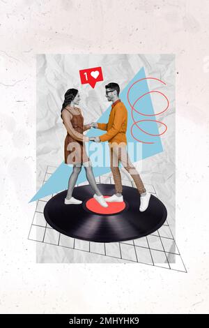 Vertikales Collagenbild von zwei Mini-People-Liebhabern Schwarzweiß-Effekt Hold Arms tanzen große Vinyl-Schallplatten-ähnliche Benachrichtigung Stockfoto