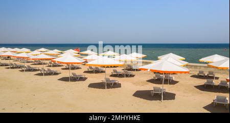 Blick auf den Strand von einer Drohne. Wundervolle Sommerlandschaft, sauberer Sand und blaues Wasser. Stockfoto